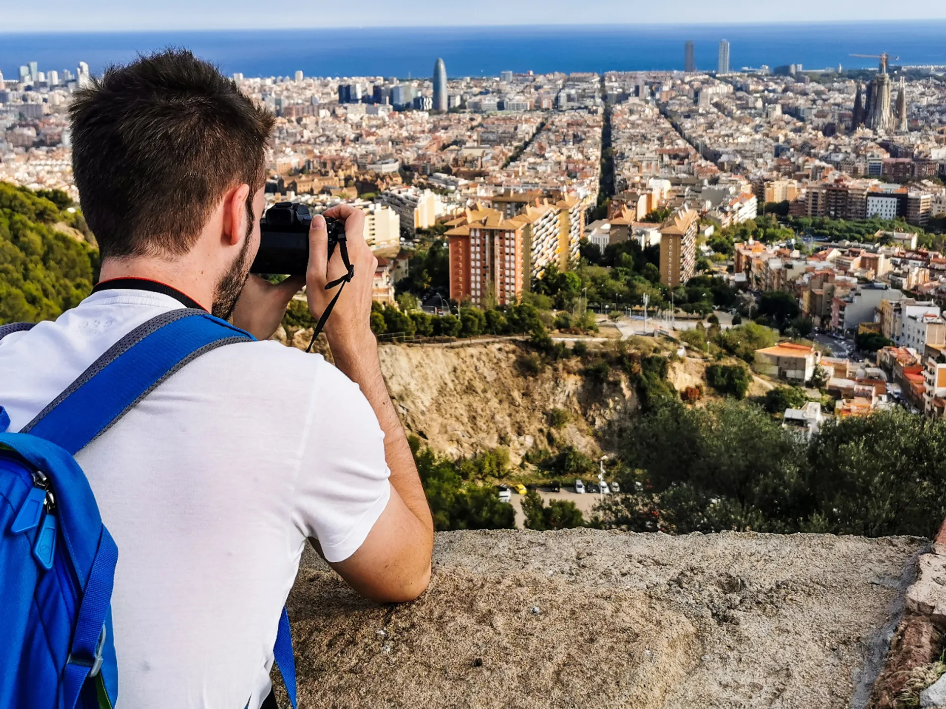 Turista sacando fotos de Barcelona desde los Bunkers del Carmel - Bunkers del Carmel de Barcelona - Qué ver en Barcelona - Guía de Viajes Barcelona - Buendía Tours