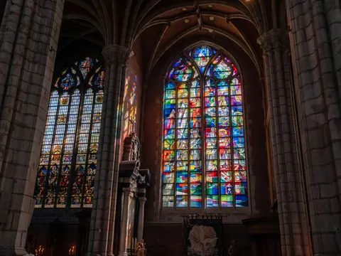 Vidrieras coloridas en el interior de la catedral de San Bavón en Gante