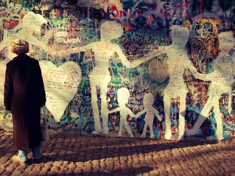 Persona mirando el Muro de John Lennon en Praga