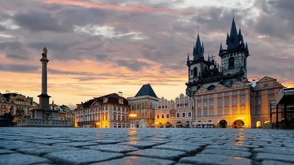 Castillo de Praga con cielo de atardecer