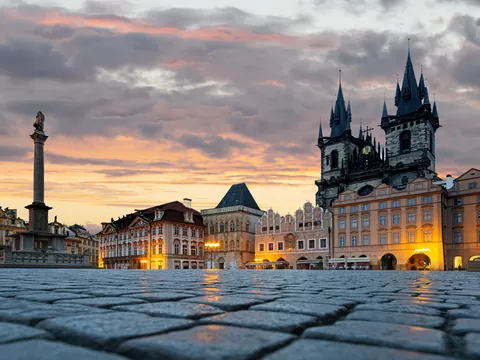 Castillo de Praga con cielo de atardecer