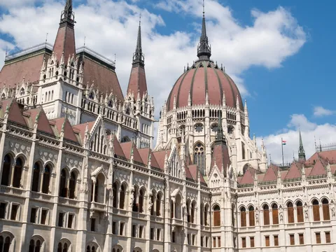 Detalle del edificio del Parlamento de Budapest con su cúpula y torres.