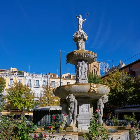 Fuente de Neptuno Plaza Bib Rambla - Qué ver en Granada - Guía de viaje Granada - Buendía Tours