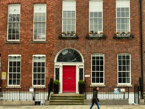 Fachada de estilo georgiano en Dublín, Irlanda