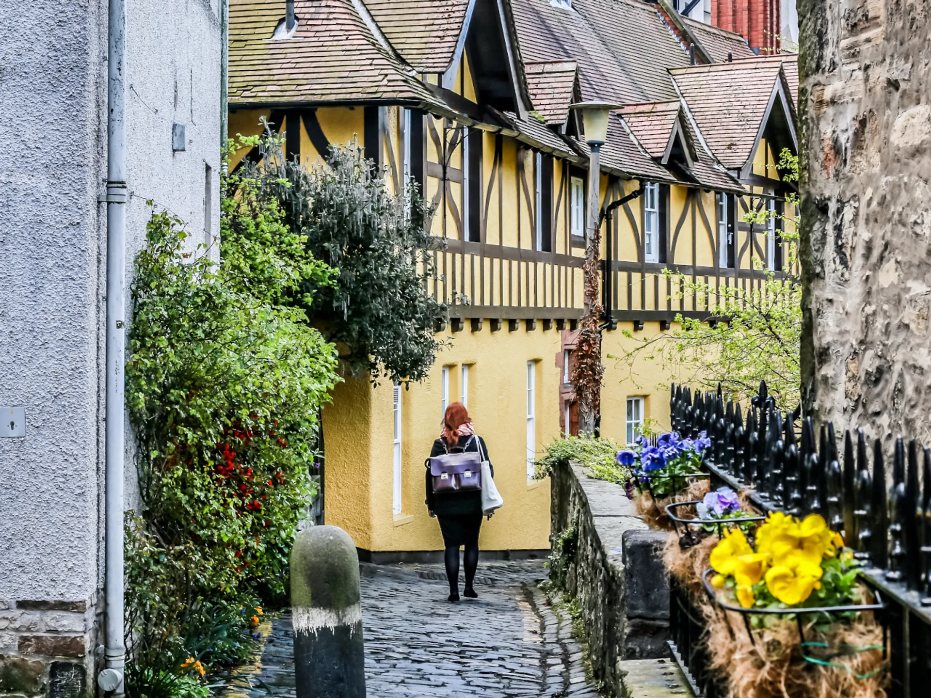 Turista en Dean Village - Dean Village - Qué ver en Edimburgo - Guía de Viajes Edimburgo - Buendía Tours