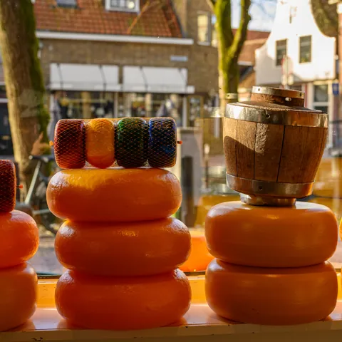 Ruedas de queso Edam expuestas en una tienda tradicional de los Países Bajos.