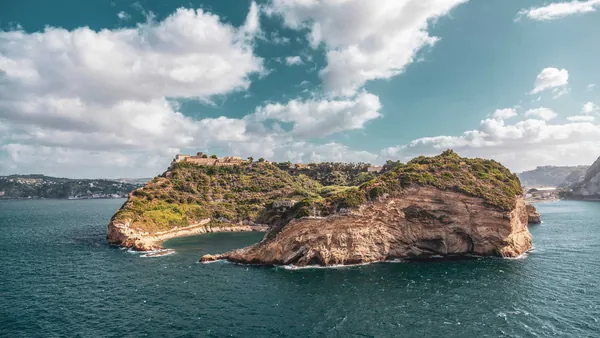 Isla Nisida con la costa de Nápoles de fondo