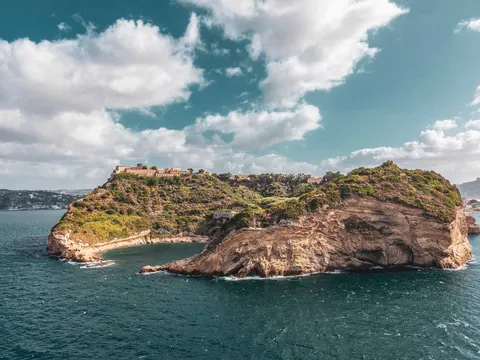 Isla Nisida con la costa de Nápoles de fondo