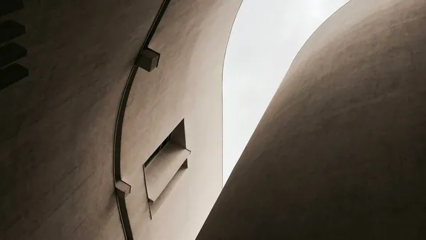 Contrapicado muros curvos del museo MACBA