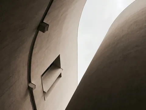 Contrapicado muros curvos del museo MACBA
