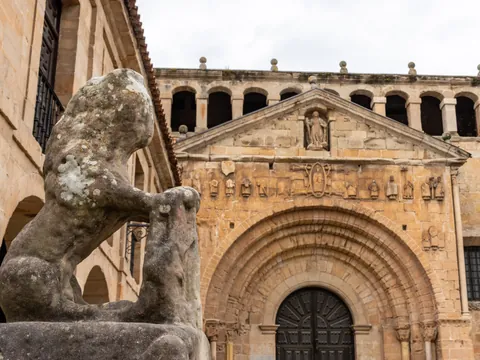 La Colegiata de Santa Juliana en su entrada principal, Cantabria
