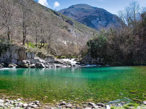 Aguas del río Sella fluyendo cerca de Cangas de Onís
