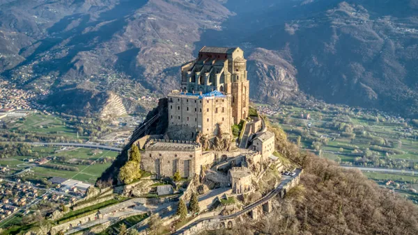 Vista áerea del monasterio de la Sacra de San Michele.