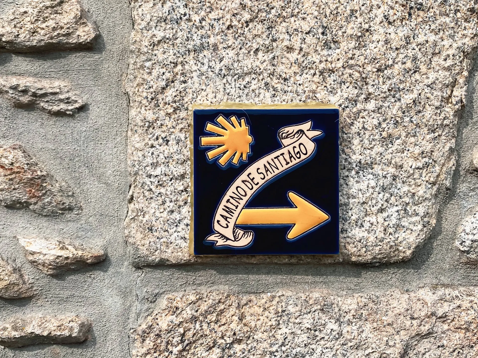 Señal indicando la dirección del camino de Santiago - HOME Santiago de Compostela - Guía de Viajes Santiago de Compostela - Buendía