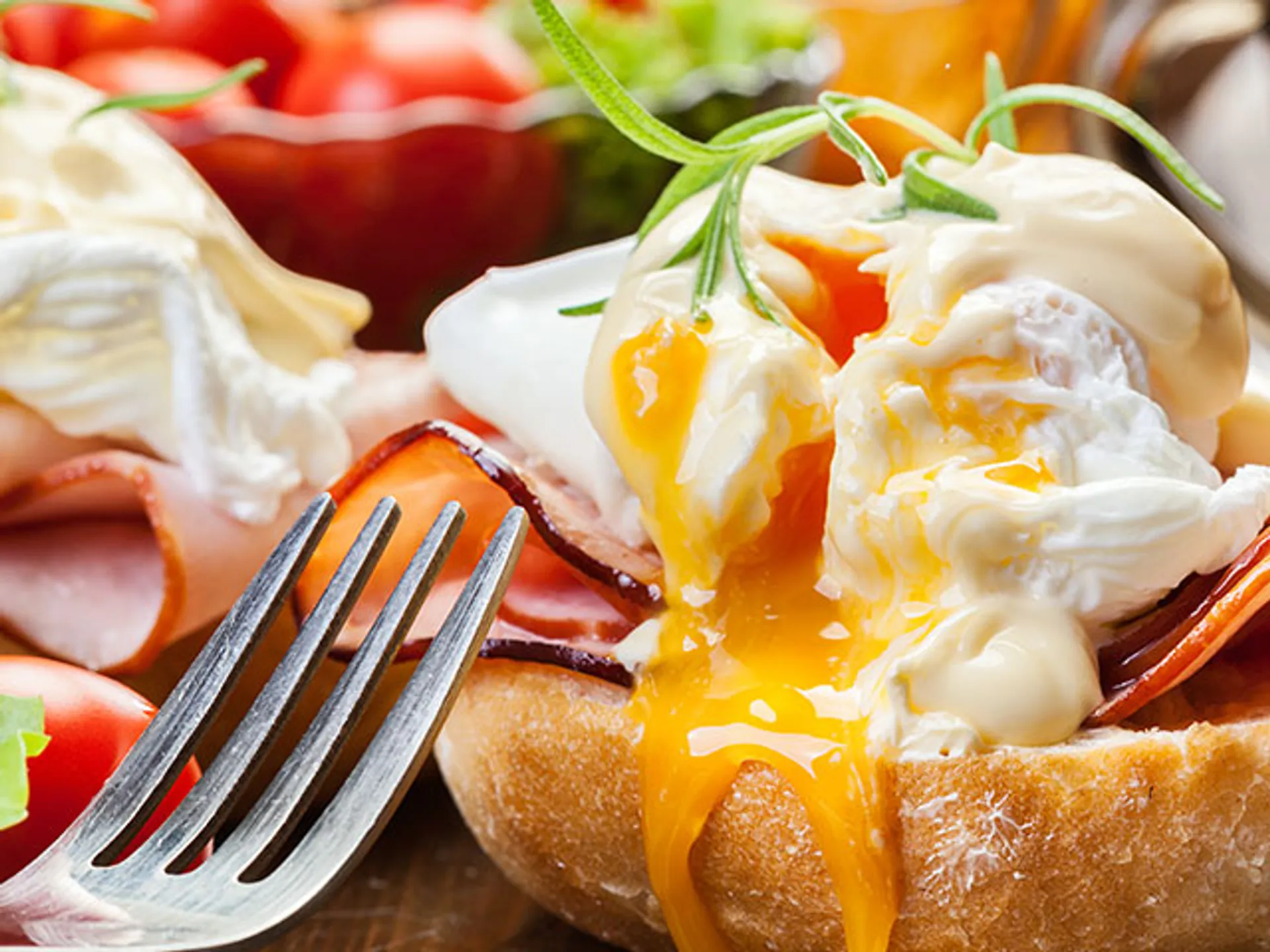 Tostada de huevo benedict en un brunch