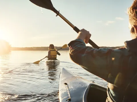 Personas navegando en kayak por el Parc Natural de s'Albufera des Grau