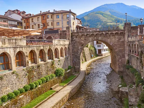 Puente de la Cárcel sobre el río Quiviesa en Potes