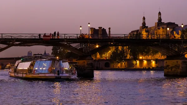 Conoce la capital francesa a bordo de un elegante bateaux parisino.