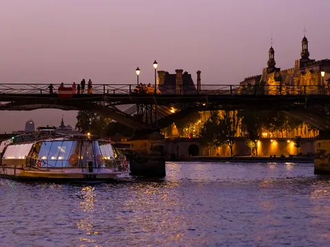 Conoce la capital francesa a bordo de un elegante bateaux parisino.