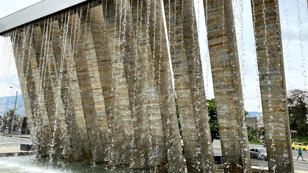 El Parque de los pies descalzos alberga rincones mágicos como estas columnas donde cae agua.