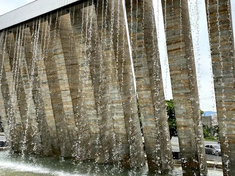 El Parque de los pies descalzos alberga rincones mágicos como estas columnas donde cae agua.