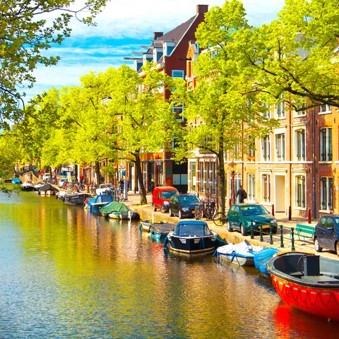 Edificios antiguos y tradicionales frente a un canal de Ámsterdam