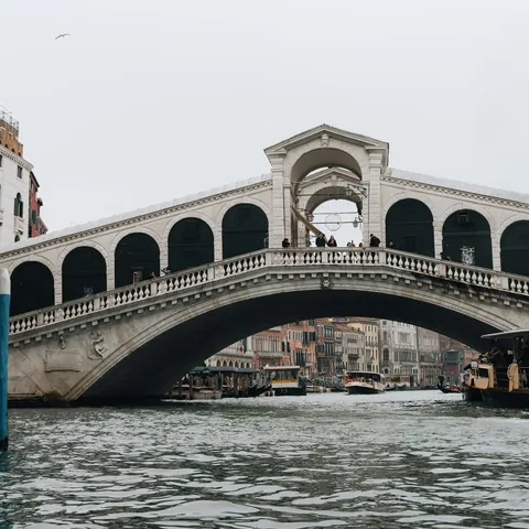 Puente Rialto de Venecia con un día nublado