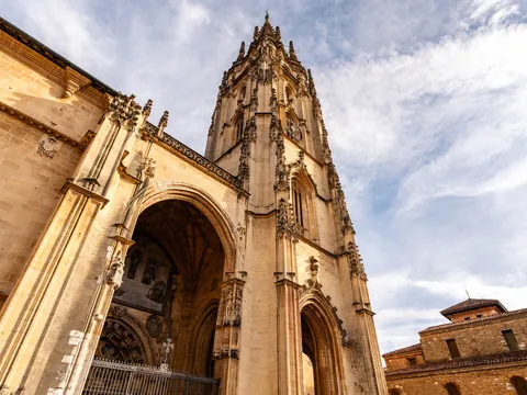 Torre gótica y pórtico de la Catedral de San Salvador de Oviedo