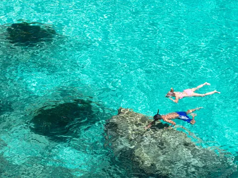 Pareja haciendo snorkel en las aguas de Es Trenc y Es Caragol, Mallorca