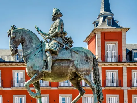 Imagen de la estatua ecuestre de Felipe III visto de perfil