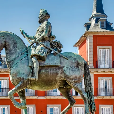 Imagen de la estatua ecuestre de Felipe III visto de perfil