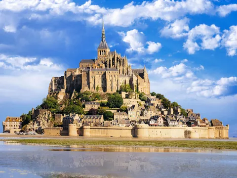 Vistas aéreas del Monte Saint-Michel, uno de los lugares con más encanto de Francia.