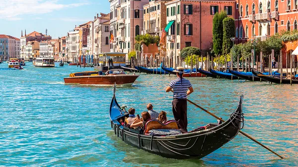 Góndola con turistas navegando por el Gran Canal de Venecia en un paseo privado