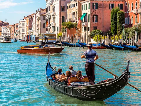 Góndola con turistas navegando por el Gran Canal de Venecia en un paseo privado