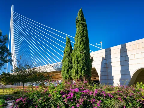 Puente de l’Assut d’Or entre jardines floridos del parque Turia en Valencia