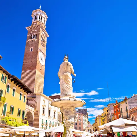 Piazza delle Erbe - Qué ver en Verona - Guía de viaje Verona - Buendía Tours