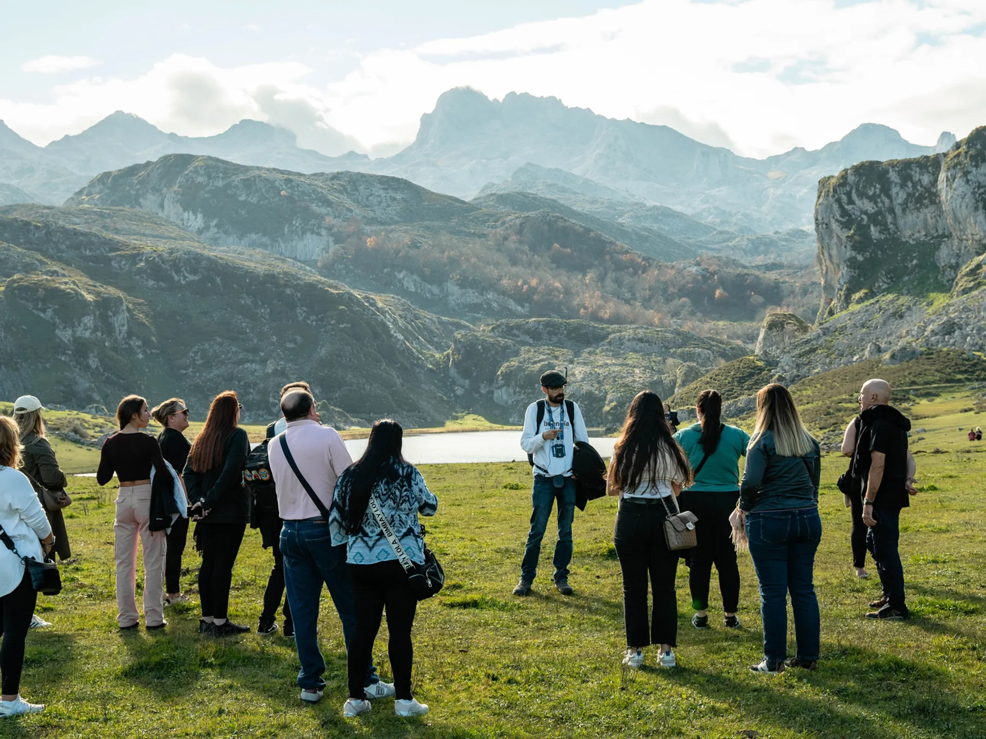 Grupo en excursión con buendía frente a los Lagos de Covadonga, Asturias.