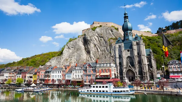 Vista del río Mosa con la Colegiata y la Ciudadela de Dinant, Bélgica.