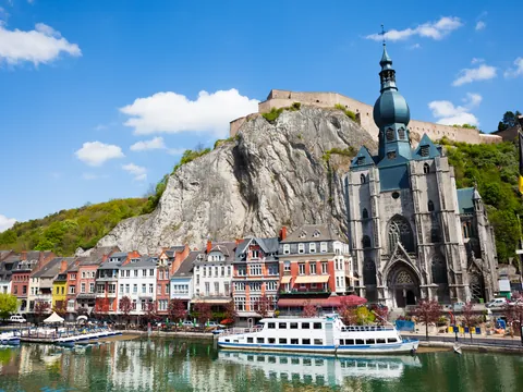 Vista del río Mosa con la Colegiata y la Ciudadela de Dinant, Bélgica.