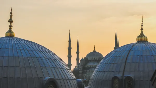 úpulas de la Mezquita Azul al atardecer en Estambul