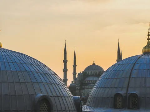 úpulas de la Mezquita Azul al atardecer en Estambul