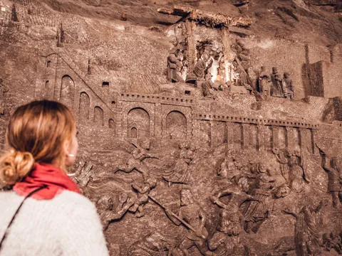 Mujer observa bajorrelieve tallado en sal en las Minas de Sal de Wieliczka