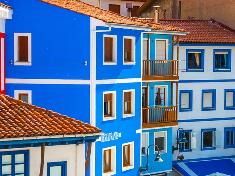 Fachadas coloridas de casas tradicionales en Cudillero, Asturias