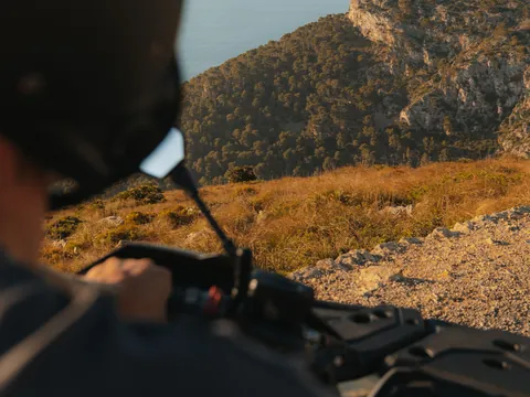 Conducción de quads entre caminos rurales y vegetación típica de Mallorca.