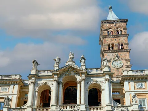 Fachada barroca y campanario de la Basílica de Santa María la Mayor en Roma