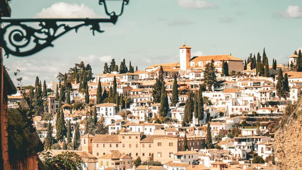 Calle real de la Alhambra en la ciudad de Granada