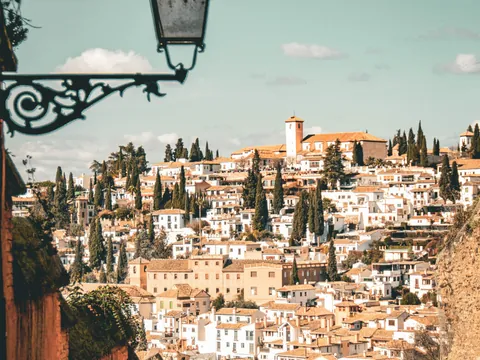 Calle real de la Alhambra en la ciudad de Granada