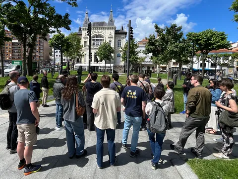 excursionistas escuchando guía buendía en Bermeo