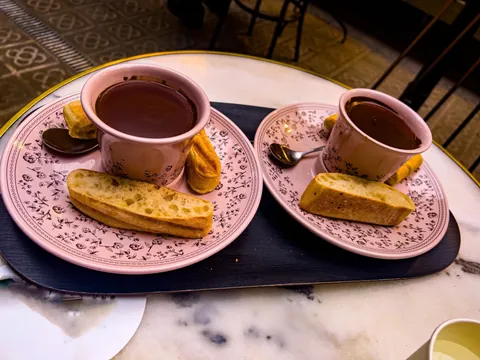 Chocolate caliente con panecillos en Barcelona