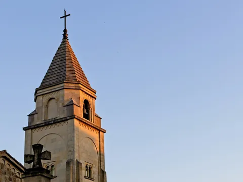 Torre de iglesia histórica de Gijón